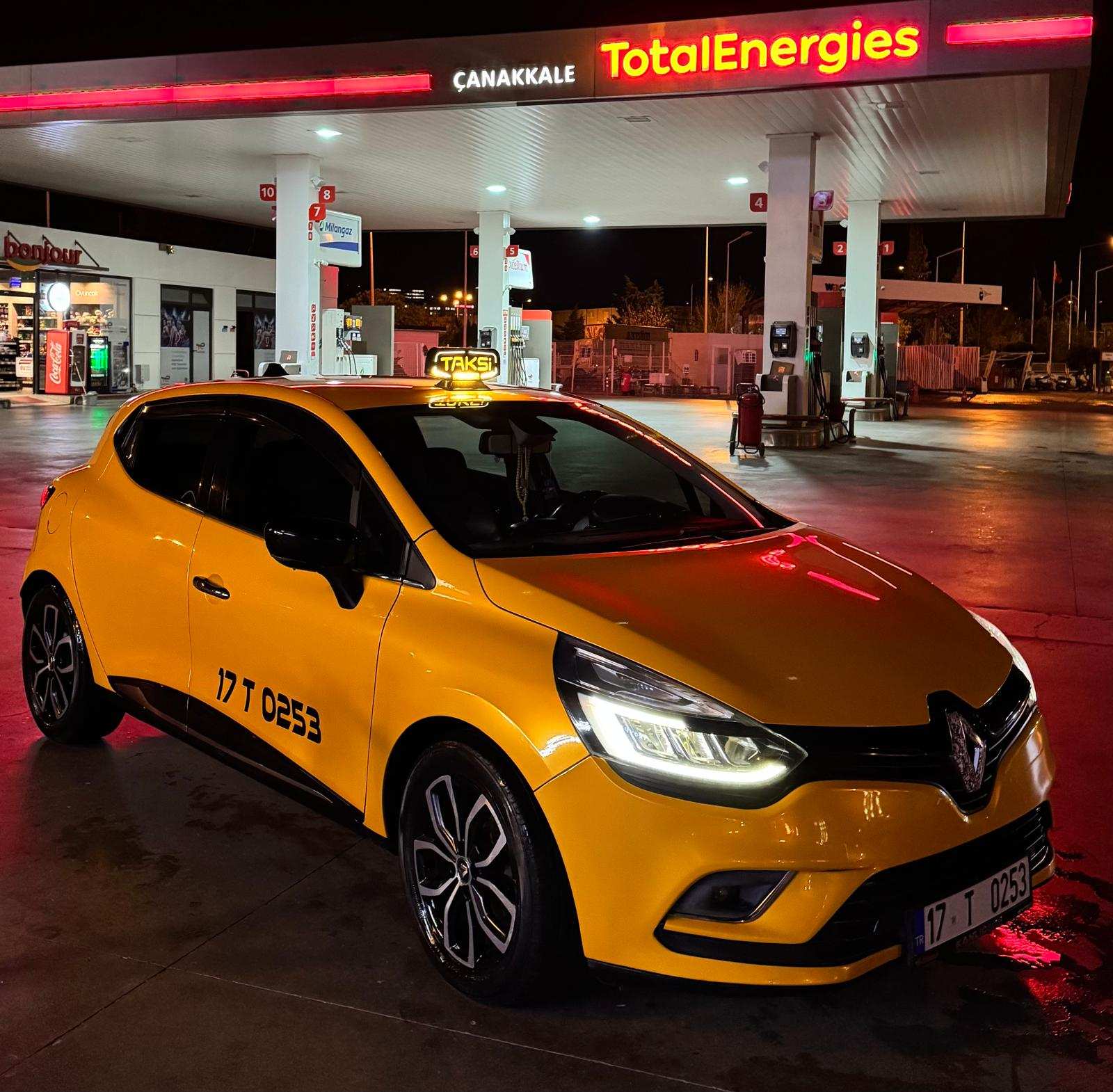 Gece Çanakkale'de bir akaryakıt istasyonunda bekleyen sarı taksimiz