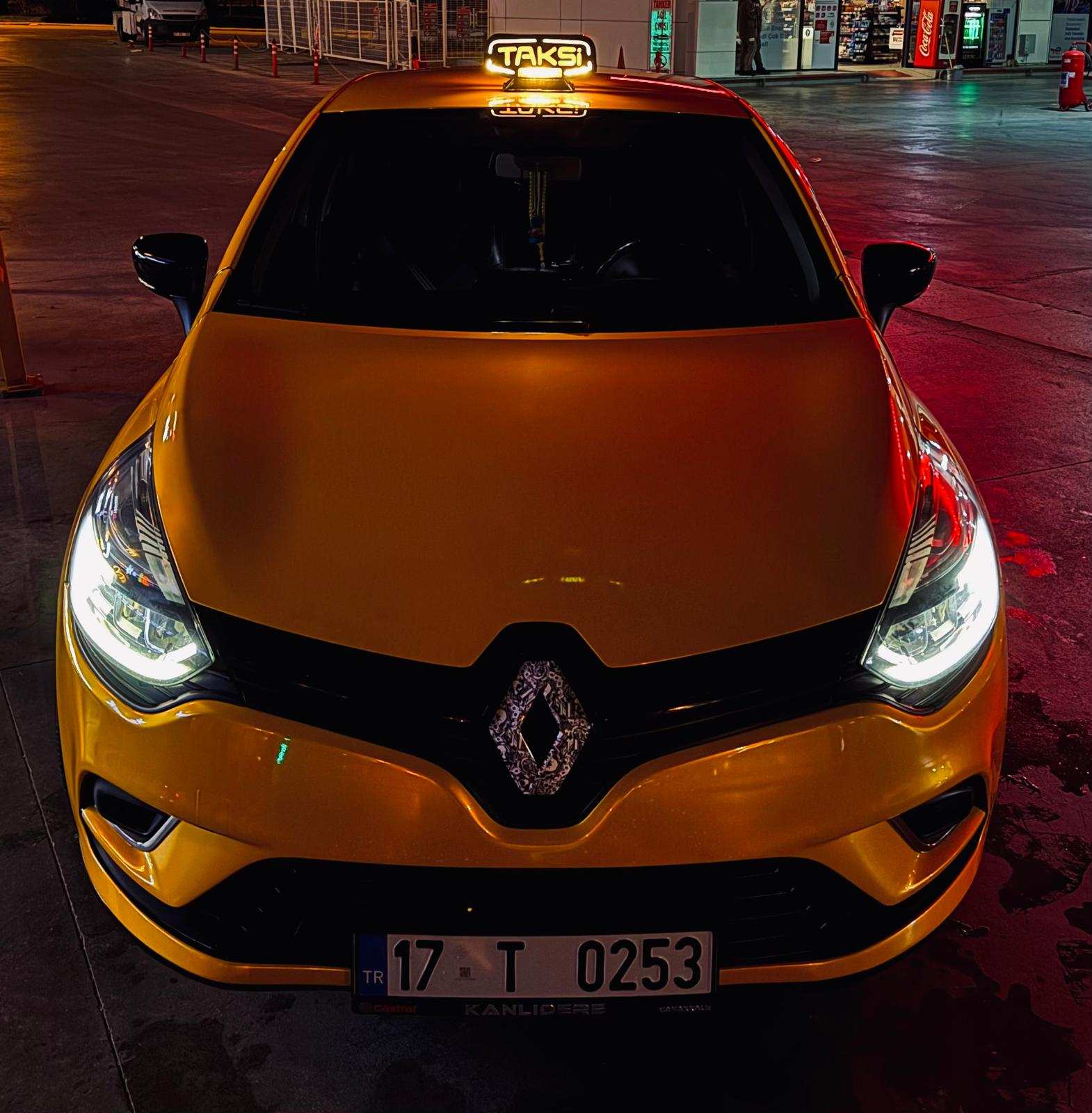 Gece tavan lambası yanan sarı taksimiz, havalimanı transferine hazır